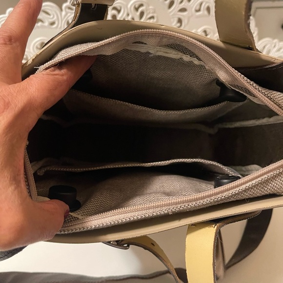 long shape O bag in good condition no scratch or any other damage fits a lot. - Picture 8 of 16